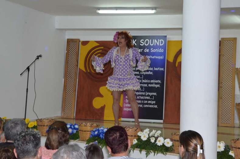 Momento del espectáculo de este jueves en el local social (Foto Francisco Javier Santana)